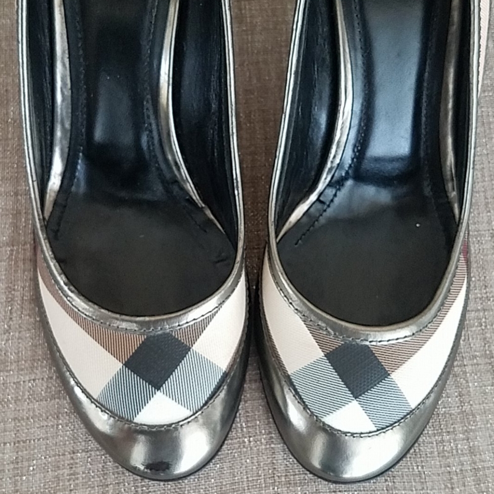 Burberry Made in Italy Iconic Print Pumps - Picture 10 of 11